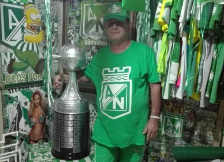 Esta es la réplica de la Copa Libertadores en madera, que Diego mandó a hacer a un carpintero. FOTO: cortesía.