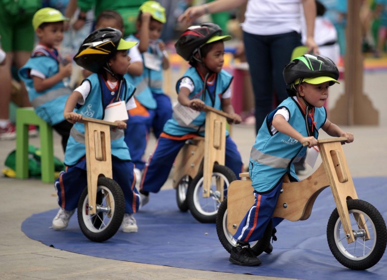 Los niños disfrutaron dela Biciescuela del Inder, iniciativa presentada durante el Foro Mundial de la Bicicleta en Medellín. FOTO manuel saldarriaga