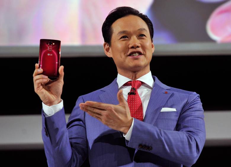 El gerente de marketing Frank Lee presenta el nuevo teléfono. FOTO AFP