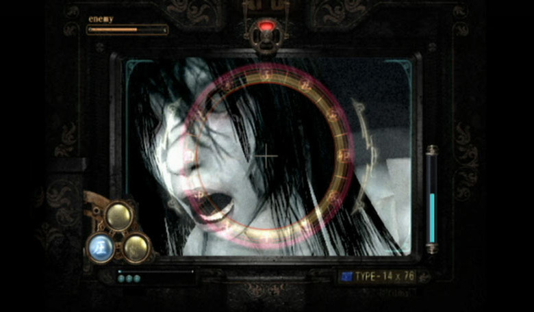 En Fatal Frame se controla a una chica que con una cámara mágica destruye a los espíritus malvados de una mansión japonesa. Foto: cortesía Tecmo. 