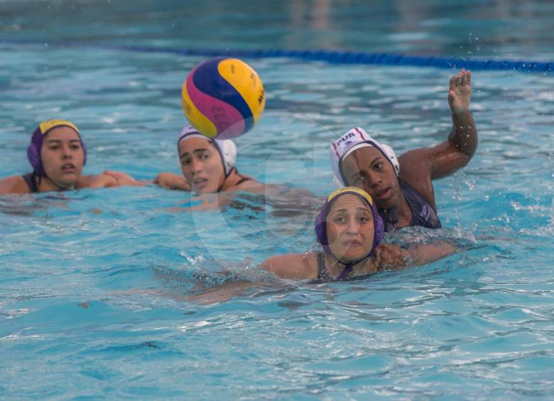 Puerto Rico no se confió en esta ocasión y definió fácil el partido ante el Club Oggun y lo venció 17-7, logrando uno de los dos cupos para la final del Internacional a jugarse hoy. FOTO juan A. Sánchez