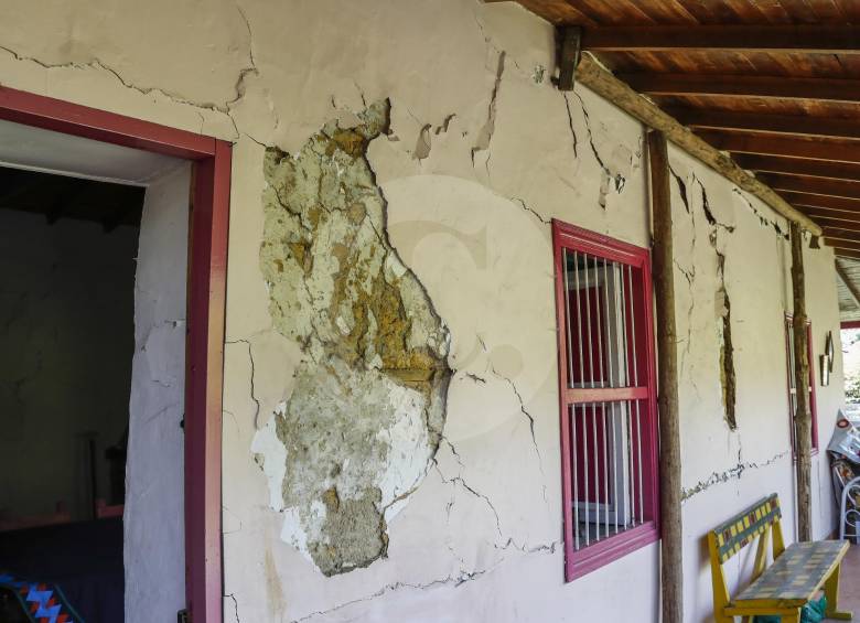 Aunque el informe contratado por el Dagrd indica que técnicamente es improbable que la profundidad con la que se realizan las excavaciones sean la causa de los daños, la comunidad dice que el problema se originó con el inicio de los trabajos. FOTO Róbinson Sáenz