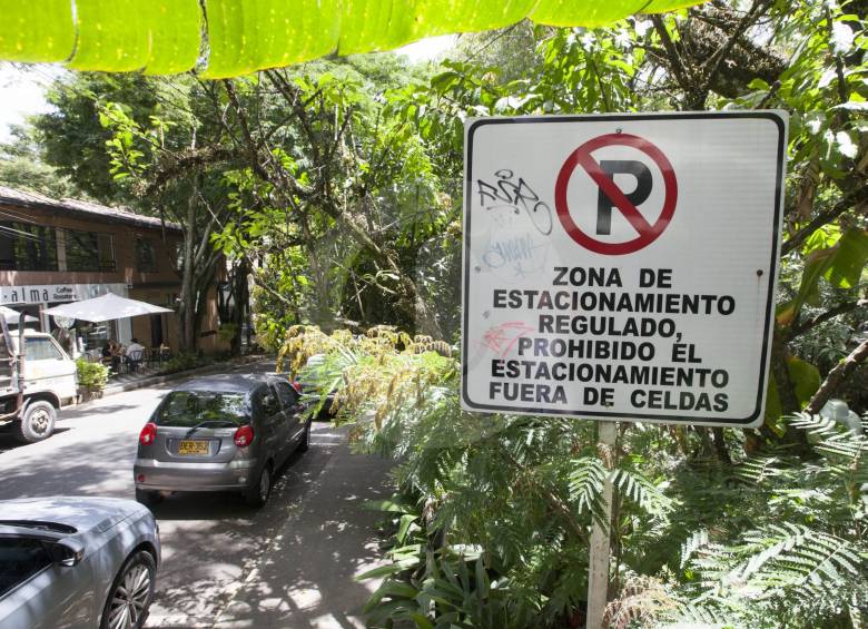 Los sectores entre las calles 5 y 10, y entre las carreras 33 y 39, son los más afectados por el parqueo y el ruido. Las autoridades dicen tener identificada la zona. FOTO edwin Bustamante