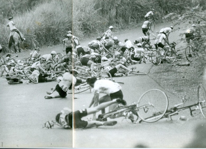 Con esta foto de la Vuelta de la Juventud en la que los ciclistas se cayeron, Hervásquez ganó el Premio Simón Bolivar 1981. FOTO Hervásquez