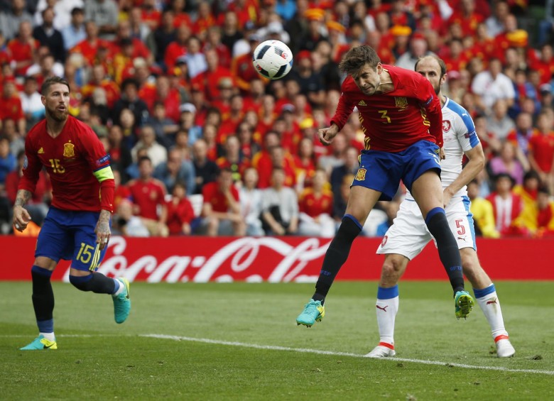 Momento exacto del cabezazo de Gerard Piqué en el gol de ayer. El central genera amores y odios en España. FOTO reuters