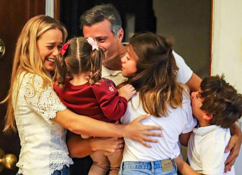 Reencuentro de Leopoldo López con su familia tras escaparse de Venezuela. FOTO: AFP