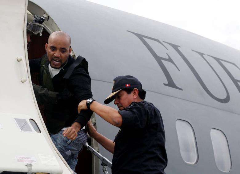 A las 3:00 p.m. del domingo, desde el aeropuerto militar de Catam, fue expulsado hacia Perú “el Caracol”, considerado por las autoridades de su país como el “Pablo Escobar” peruano, por la cantidad de homicidios en que está comprometido y las toneladas de cocaína, que envió a Europa y, en segunda escala, a EE.UU. FOTOS rEUTERS