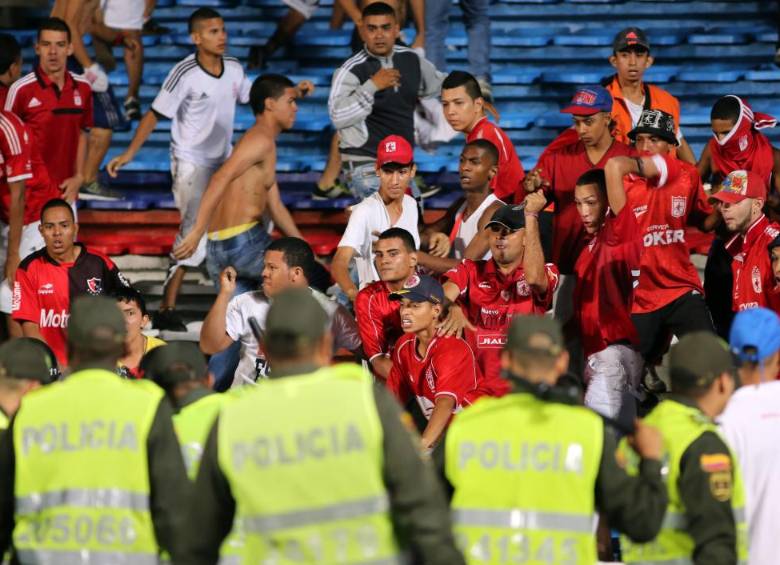 Los disturbios obligaron a suspender el partido cuando el equipo escarlata perdía 0-2 con el Deportivo Pereira. FOTO COLPRENSA