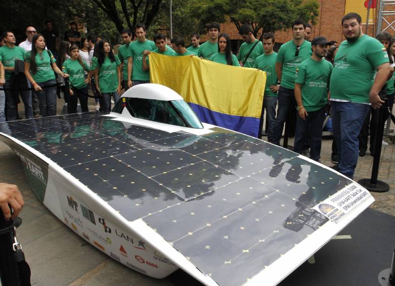 Unos 280 kilos pesa el vehículo solar con el que participarán en la competición en Australia. FOTO DONALDO ZULUAGA