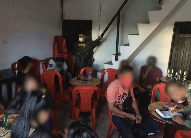 Se impusieron 27 comparendos a los ciudadanos que estaban incumpliendo la medida sanitaria. Foto: Policía Antioquia