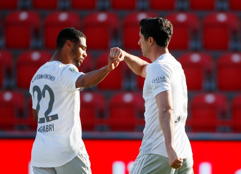 El delantero Robert Lewandowski celebró uno de los goles del partido entre Bayern de Múnich y Unión Berlín chocando el codo con su compañero Serge Gnabry. FOTO afp