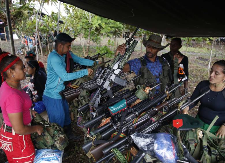 Guerrilleros del frente 48 de las Farc, en Putumayo, registraron sus armas antes de ingresar a una Zona Veredal . FOTO AFP