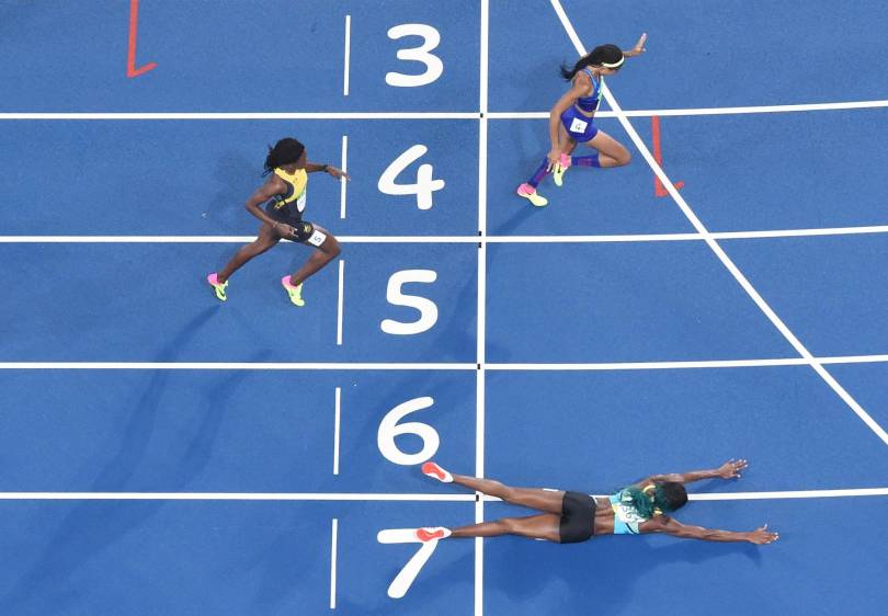 Esta es la imagen que recorre el mundo y que quedará entre las cosas curiosas de unos Olímpicos, ya que la manera en la que fue ganado el oro de los 400 metros es inusual. FOTO AFP