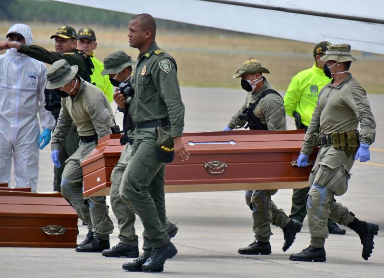 Traslado de cuerpos de periodistas ecuatorianos asesinados en Colombia. FOTO: EFE
