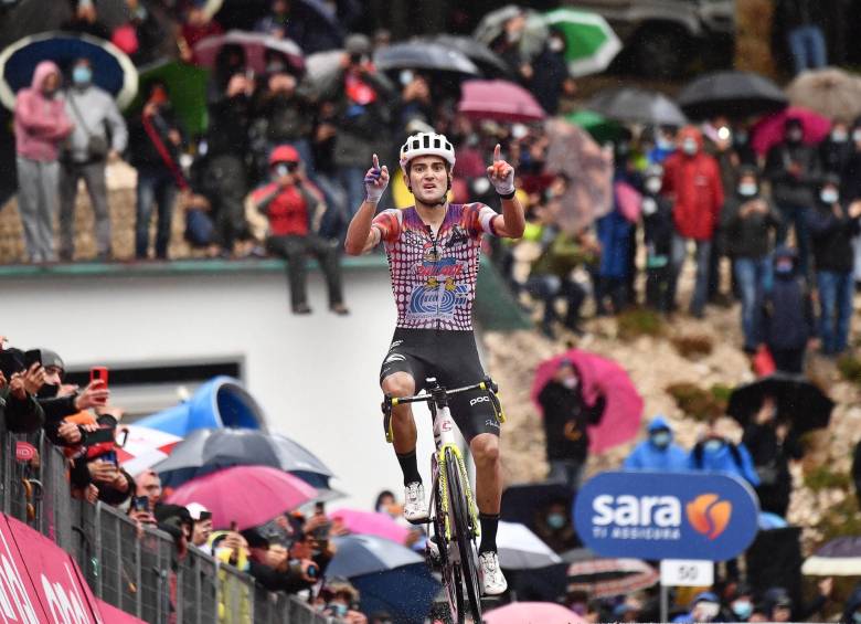 El portugués Ruben Guerreiro (EF Pro Cycling) se impuso vencedor de la novena etapa del Giro de Italia, de 208km de recorrido, disputada entre San Salvo y Roccaraso, Italia. FOTO EFE