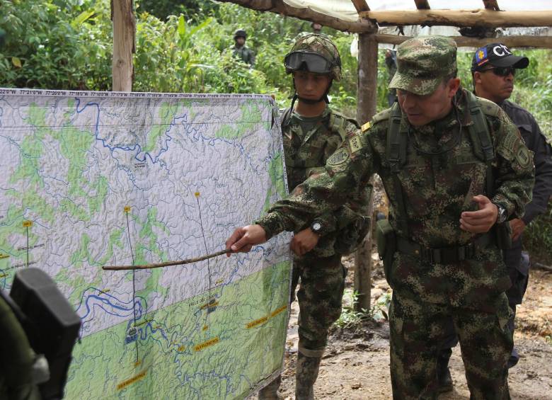 El general Romero Pinzón, comandante de la Tercera División del Ejército, muestra en un mapa las zonas donde se ejecuta la operación Atalanta, contra el narcotráfico. FOTO EFE