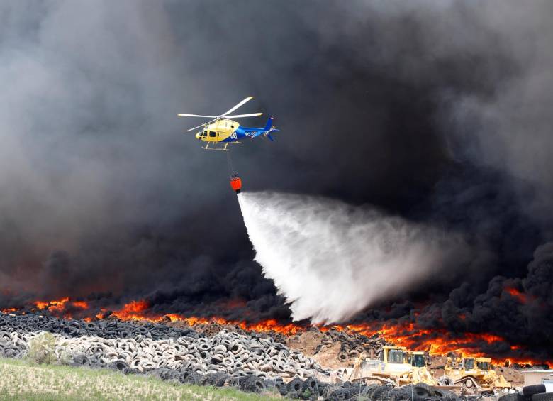 Un incendio generado en el mayor vertedero de neumáticos de Europa, situado en la localidad de Seseña. FOTO AFP