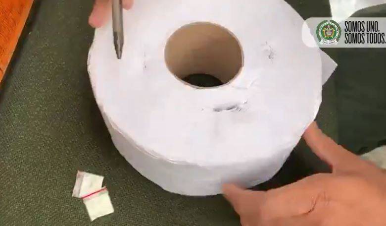 La droga estaba camuflada en el rollo de papel. FOTO CAPTURA DE VIDEO