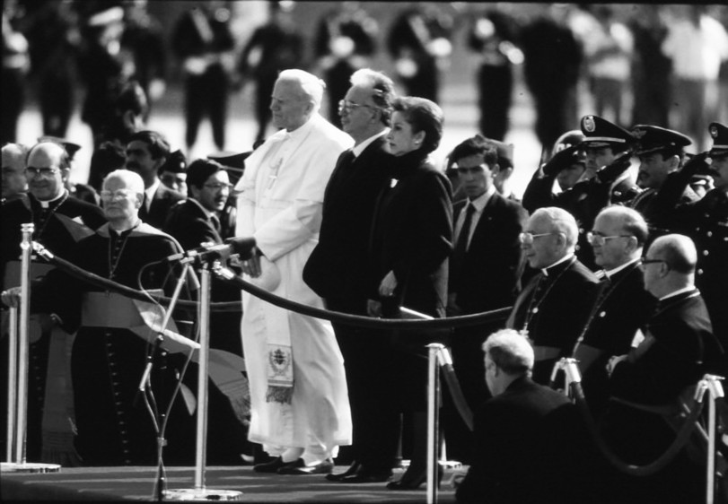 Belisario Betancur fue el anfitrión en 1986 de la visita del Papa Juan Pablo II. FOTO ARCHIVO