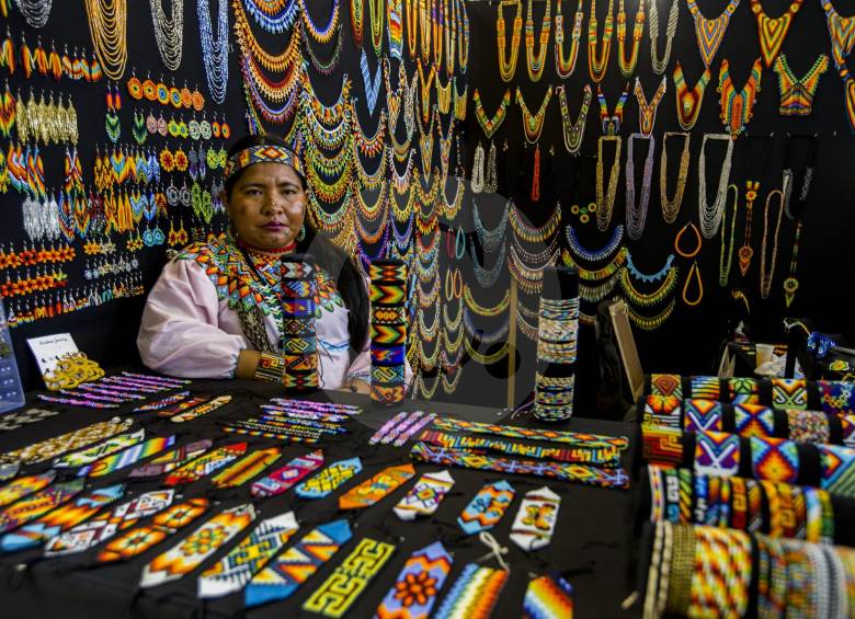 Cerca de 3.800 indígenas se beneficiarán de créditos especiales para emprendimientos a partir de artesanías como manillas, collares, sombreros, bolsos, cobijas, entre otros. FOTO JULIO CÉSAR HERRERA