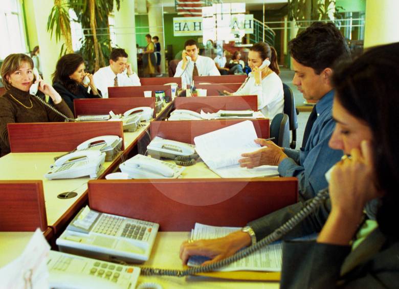 Las caídas en los precios de las acciones podrían ser el escenario propicio para comprar por primera vez. FOTO: EL COLOMBIANO.