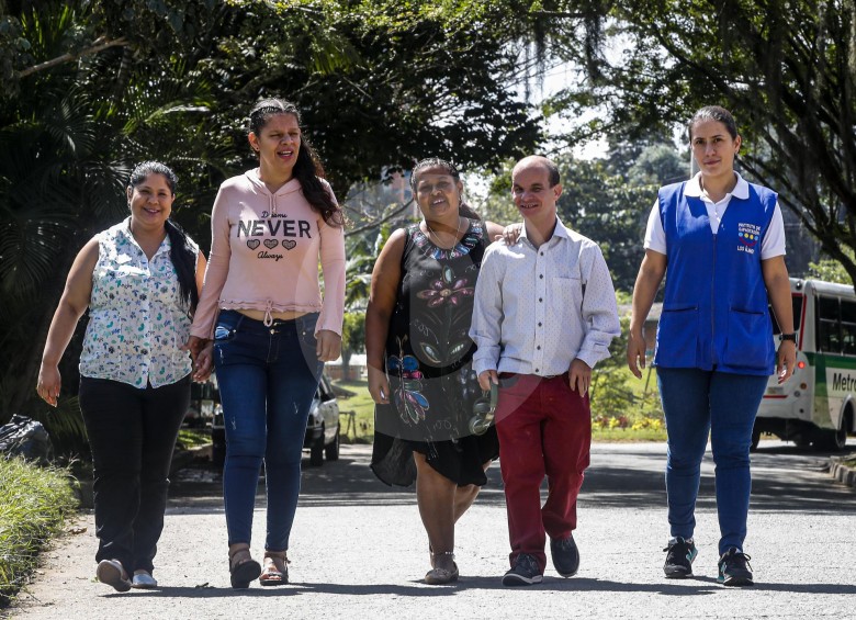 De izquierda a derecha están Marisol, Sandra, Marleny y Camilo, quienes son atendidos en Álamos, y Cindy, coordinadora de la institución. FOTO JAIME PÉREZ