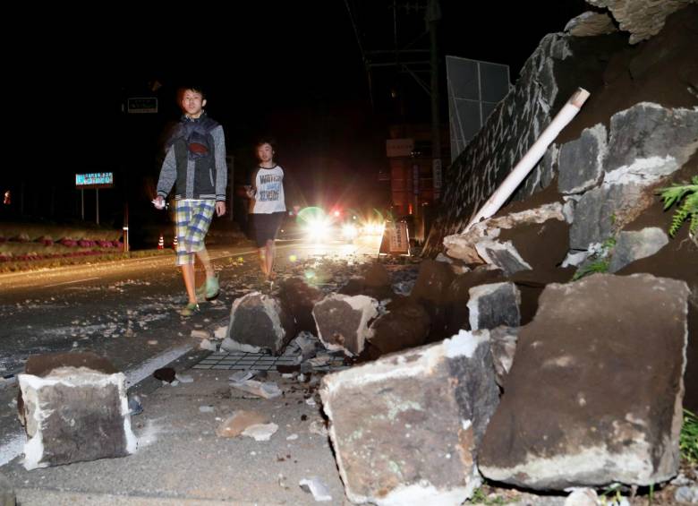 Un fuerte terremoto de 6,5 grados en la escala abierta de Richter golpeó este jueves la prefectura de Kumamoto, en el sudoeste de Japón. FOTO AP