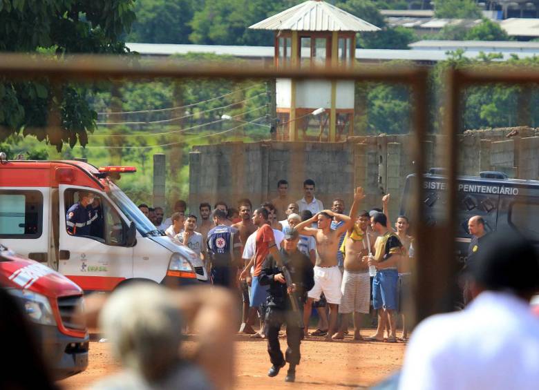 Policías vigilan presos en una cárcel de Brasil. FOTO:EFE-CORTESÍA 