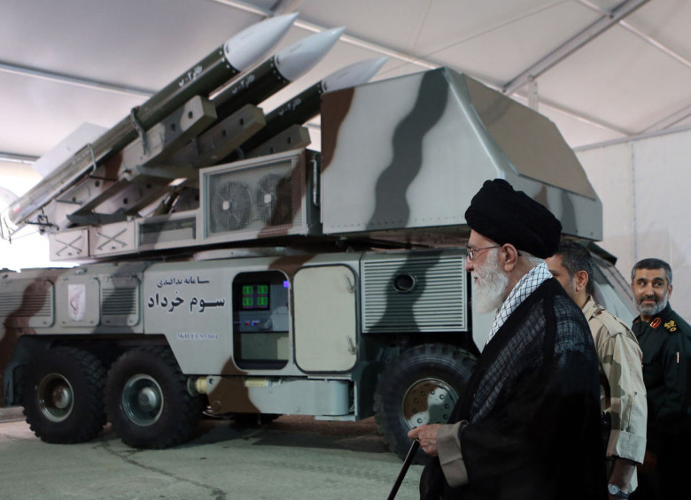 Hasán Rohaní, presidente de Irán, durante su visita a cuarteles militares. Este mandatario también es acusado de almacenar uranio. FOTO Efe