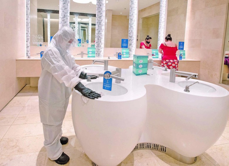 No es un baño de un laboratorio médico, es el de el Centro Comercial Arkadia mientras se realiza un turno de desinfección. FOTO Jaime Pérez