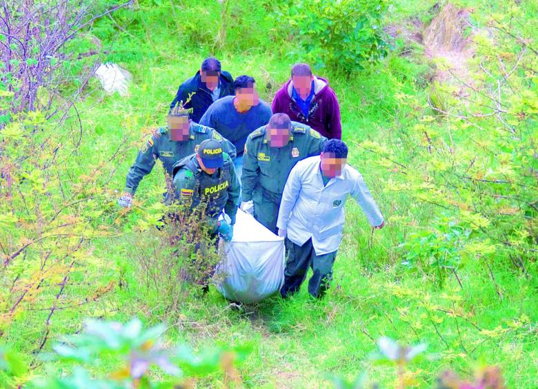 La inspección técnica a los cadáveres fue realizada por agentes de la Sijín de la Policía. FOTO: Róbinson Sáenz.