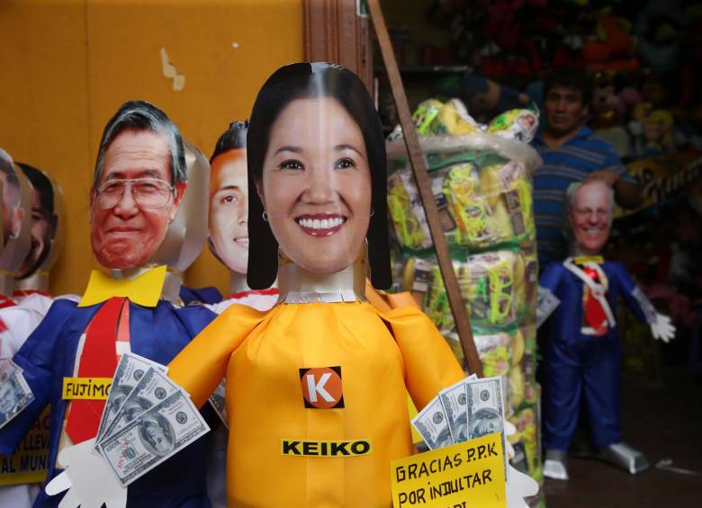 Para las fiestas de año nuevo, en Lima se vendieron en grandes cantidades piñatas y muñecos para quemar con los rostros de Alberto y Keiko Fujimori (izq. y centro), tal como PPK (derecha). FOTO efe