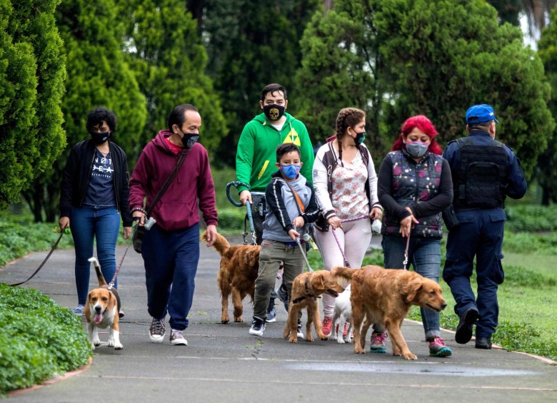 Ir de paseo en familia no elimina la norma del distanciamiento social y uso de tapabocas. EFE-Chapultepec, México