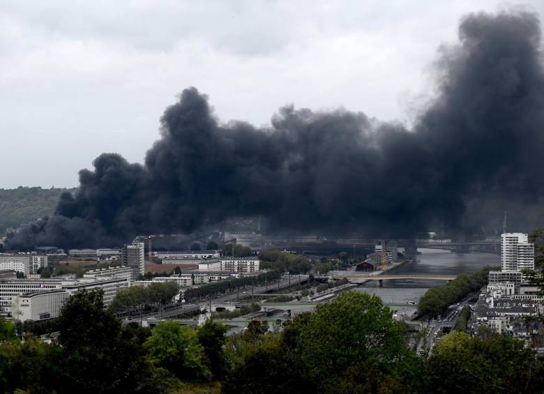 La columna de humo por el incendio fue visible a 10 kilómetros de distancia. FOTO AFP