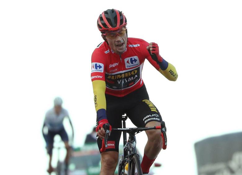 Tras la exigente jornada y en medio de la neblina, Roglic tuvo su desahogo y el fruto a su buen desempeño durante las anteriores 17 etapas de la Vuelta. Suma 12 días en el liderato. FOTO EFE