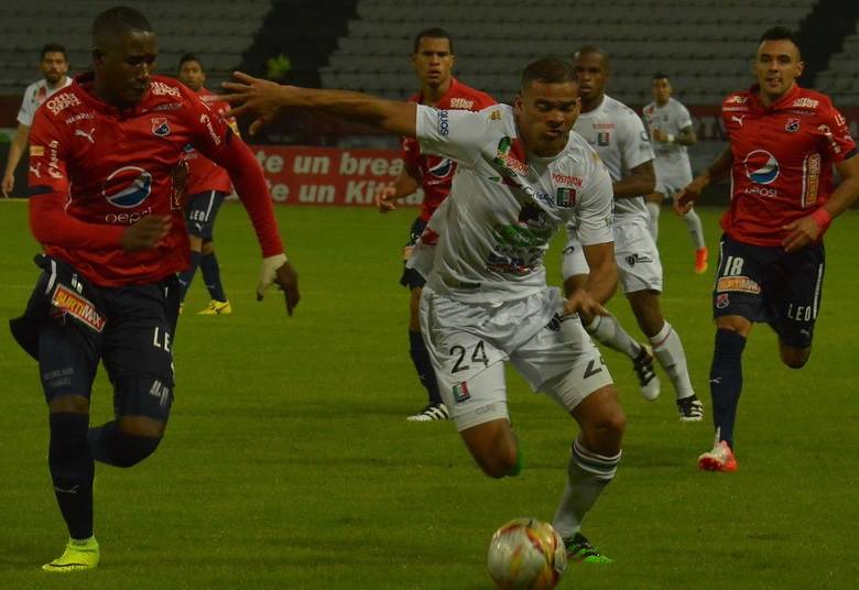 Andrés Mosquera se viene consolidando en la zaga del Medellín. Transmite seguridad a sus compañeros. FOTO COLPRENSA