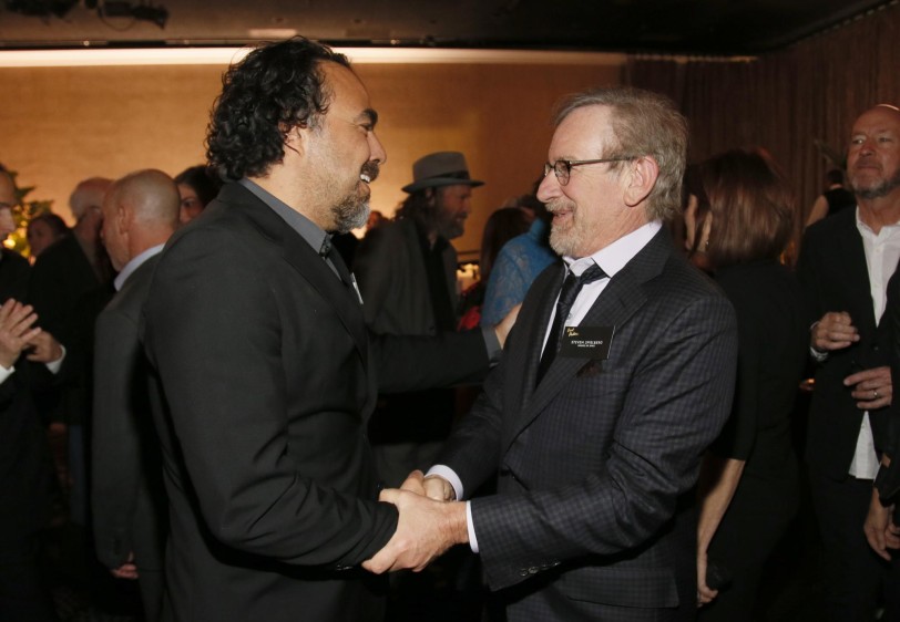 Alejandro González Iñárritu se saluda efusivamente con Steven Spilberg en la cela de gana a los nominados. Spielberg es productor de Puente de espias nominada a Mejor película. FOTO AP