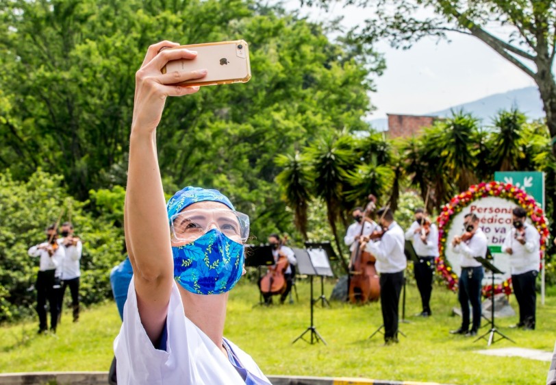 La tercera jornada de la música por la vida de la orquesta filarmónica, llegó al sector de la salud en el Hospital Pablo Tobón Uribe y el San Vicente Fundación. FOTO . Juan Antonio Sánchez.