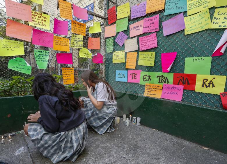 Ayer a las 10 de la mañana se llevó a cabo un homenaje al rector. Estudiantes, profesores y amigos colgaron mensajes en la entrada del colegio y encendieron velas. FOTO Róbinson Sáenz