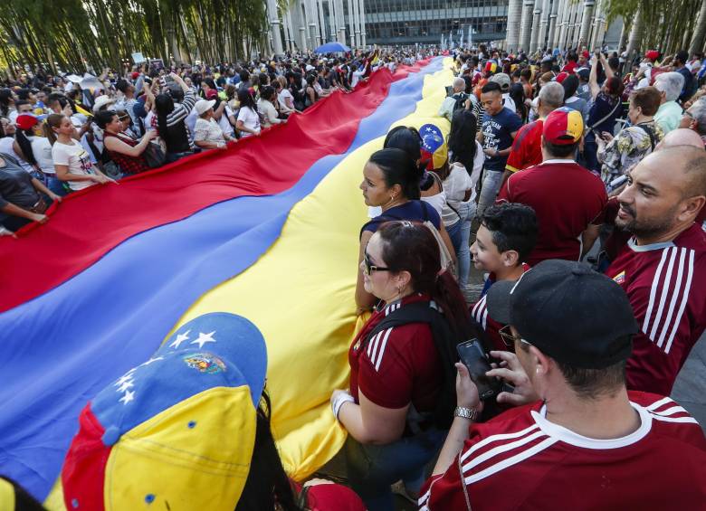 Comunidad de venezolanos en Medellín durante el plantón en el Parque de las Luces, 23 de enero de 2019. FOTO ROBINSON SÁENZ