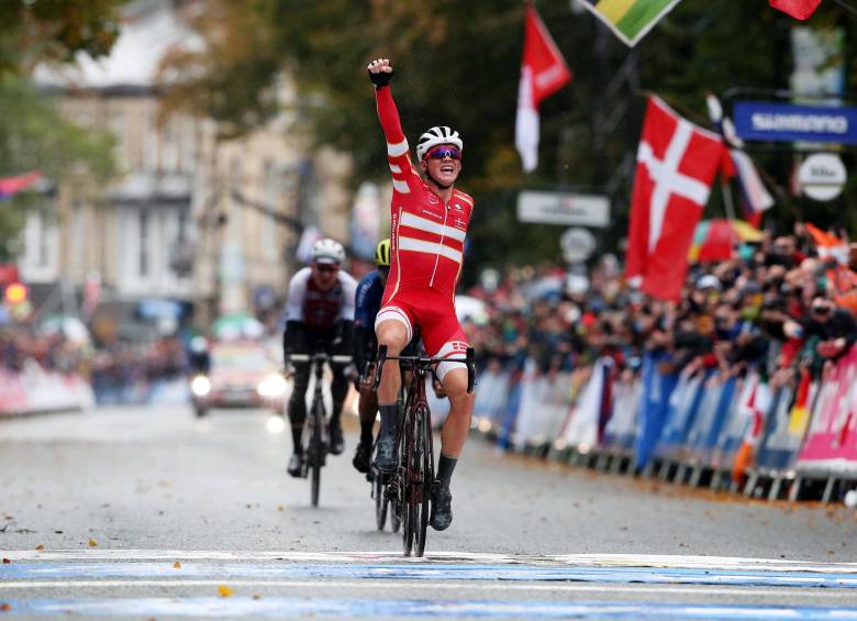 Pedersen superó en la meta a sus dos compañeros de escapada, el italiano Matteo Trentin, plata, y al suizo Stefan Kung, bronce. FOTO EFE