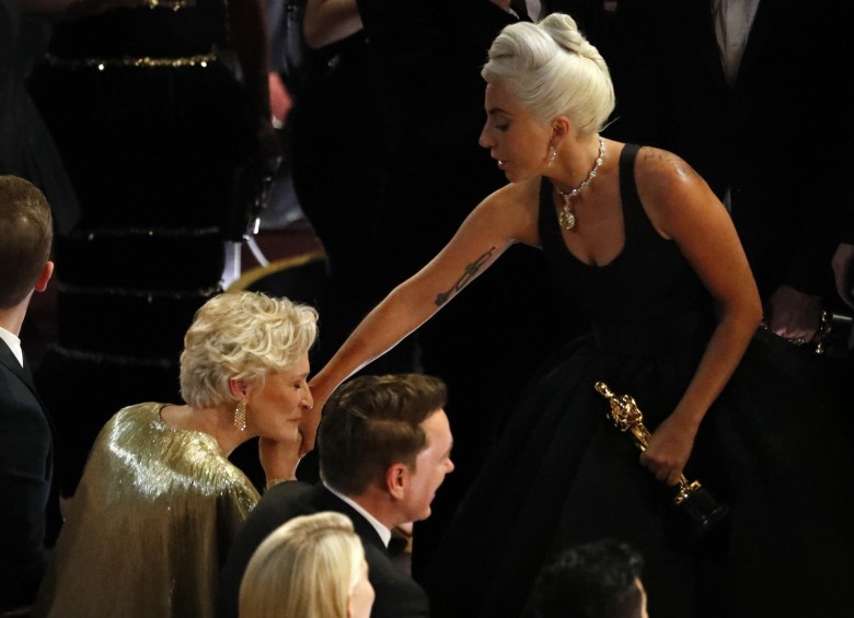 Glenn Close felicita a Lady Gaga. FOTO Reuters