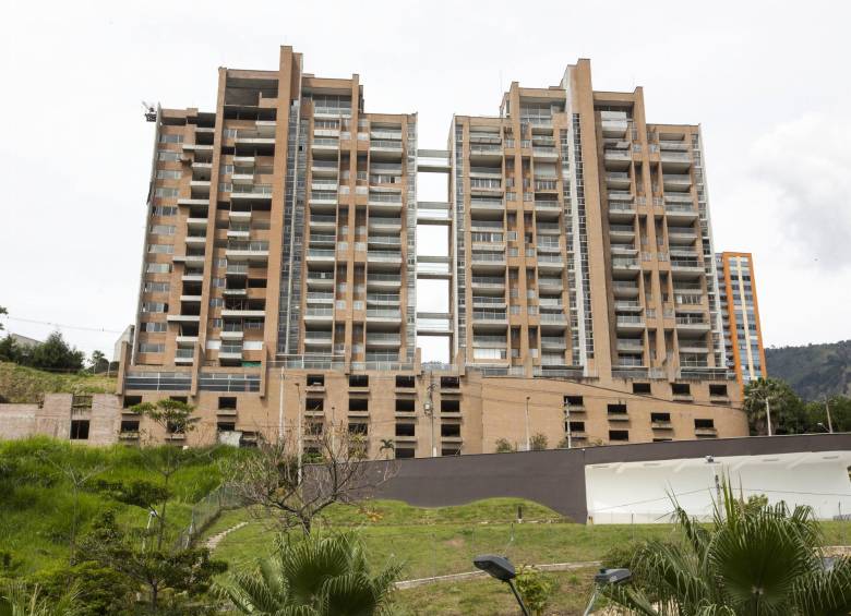 Los residentes de Continental Towers son unos de los afectados por CDO. FOTO ARCHIVO