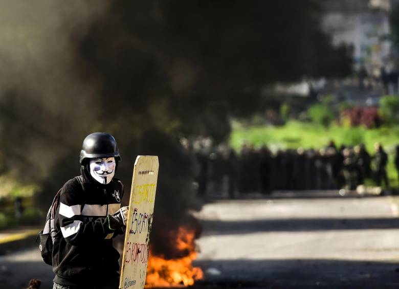 Los enfrentamientos entre ciudadanos de oposición y las fuerzas venezolanas fueron una constante durante la elección de los constituyentes en Venezuela. FOTO AFP