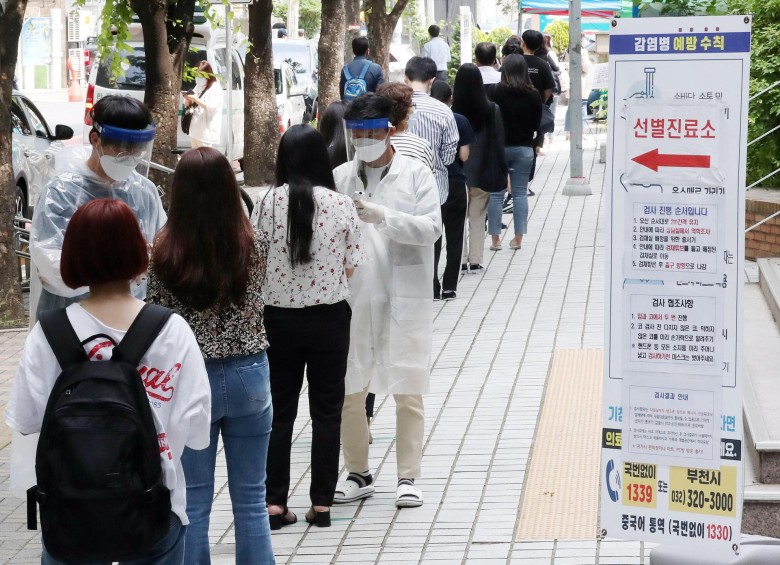 La gente espera en la fila para hacerse una prueba de coronavirus en una clínica al aire libre en Bucheon, Corea del Sur. FOTO EFE
