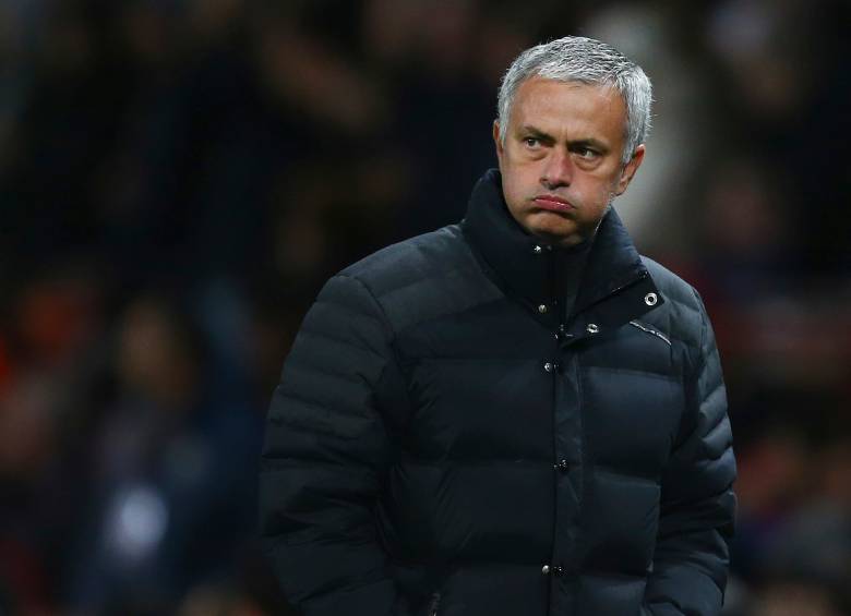 Mourinho “admitió el uso de palabras abusivas y/o insultantes hacia el árbitro y aceptó la sanción”. FOTO AP