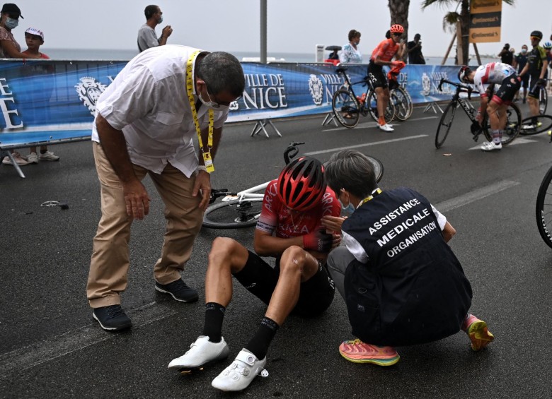 Los miembros del personal ayudan al equipo Arkea: el piloto de Samsic, el francés Kevin Ledanois, después de caer durante la primera etapa del Tour de Francia. Foto: AFP