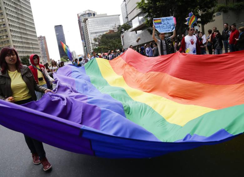 La demanda que presentó Estrada podría permitir que parejas del mismo sexo adopten de manera plena, ya que el argumento central es que los niños tienen el derecho fundamental a una familia. FOTO COLPRENSA