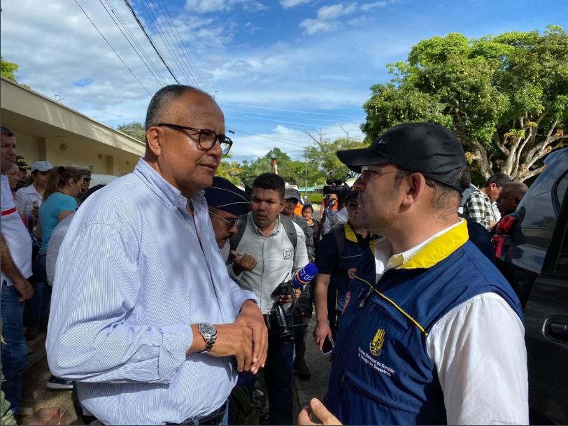 El gobernador de Tolima, Óscar Barreto (i), junto a miembros de la Ungrd. FOTO: @UNGRD