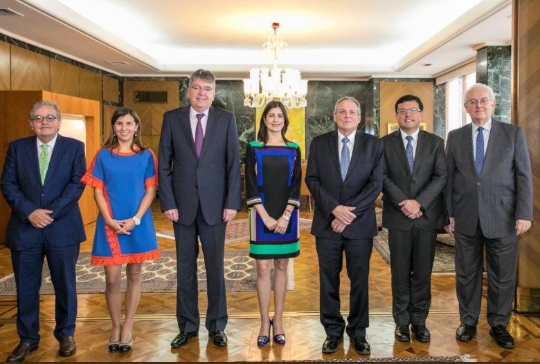 Carolina Soto (centro de la foto), asistió a su primera junta como nueva codirectora del Banco de la República. FOTO cortesía